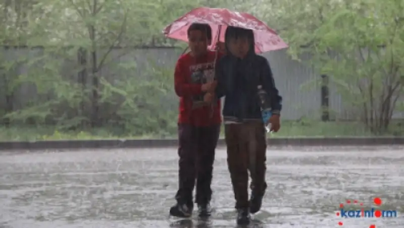 В Астане идет сильный ливень