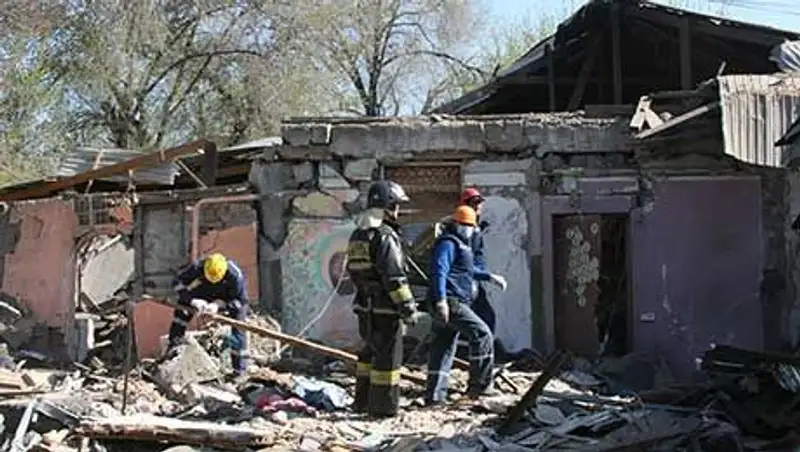 Взрыв газовоздушной смеси разрушил 2 квартиры частного дома в Алматы