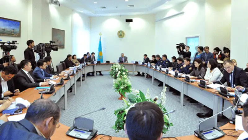 Депутаты подвергли критике состояние дорог, фото - Новости Zakon.kz от 06.11.2013 01:13