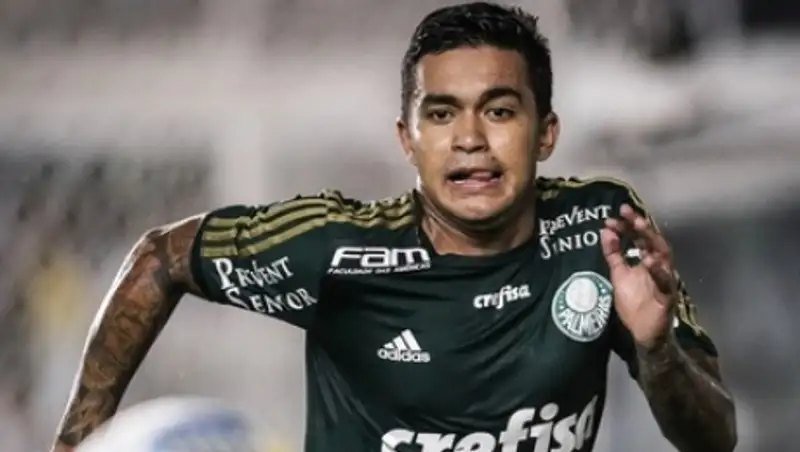 Бразильский футболист сломал тренеру руку во время матча