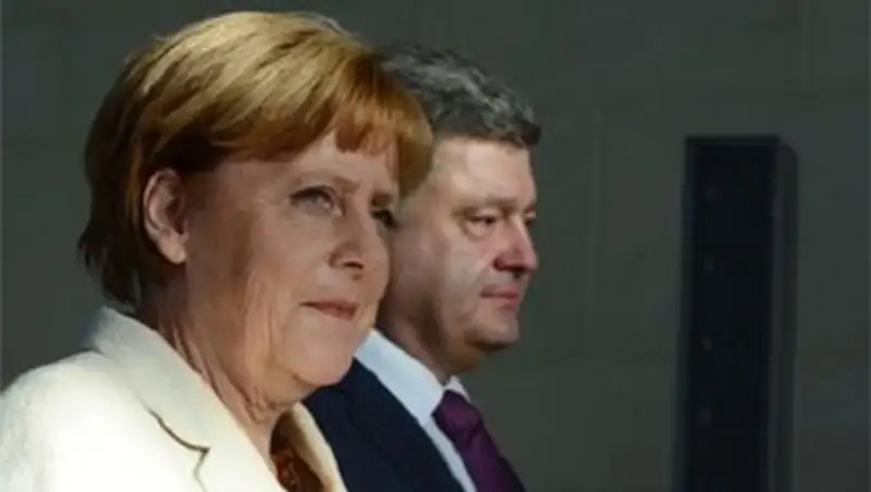 Порошенко рассказал Меркель о поставках оружия из России