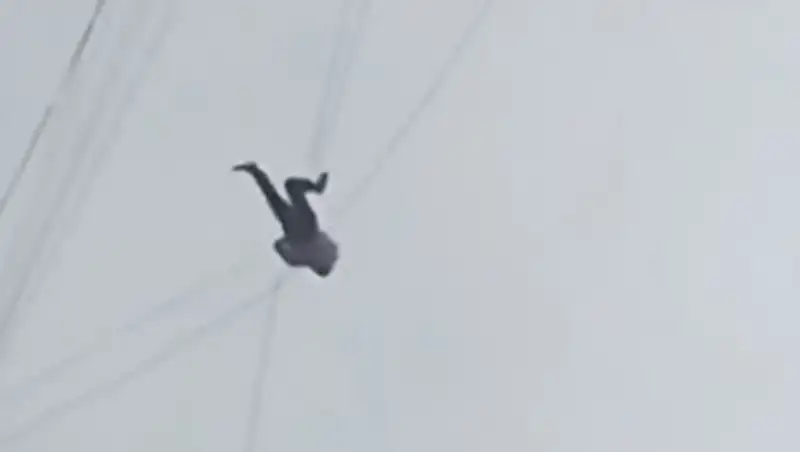 В Китае турист сбежал из отеля по проводу, чтобы не платить за номер