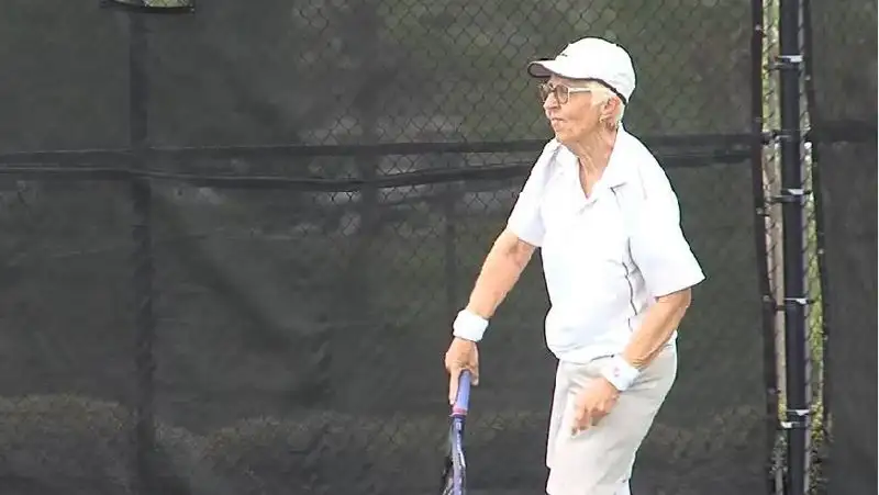 75-летняя теннисистка возобновила карьеру после перерыва