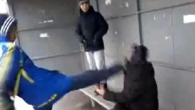 В Астане полицейские задержали подростков, которые устроили драку на остановке