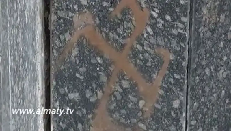 Вандалы осквернили здание театра в Алматы