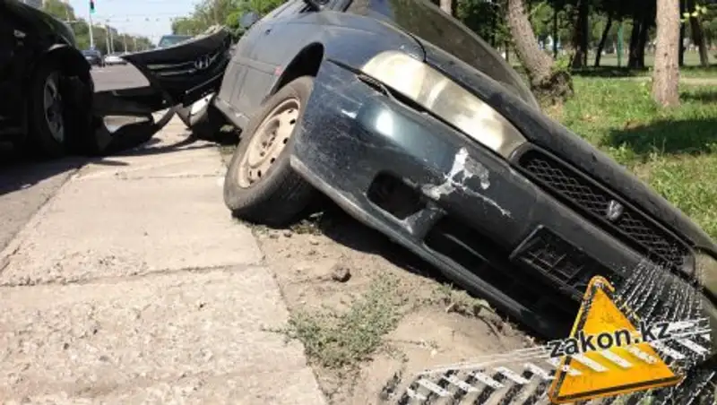 В Алматы водители не поделили дорогу