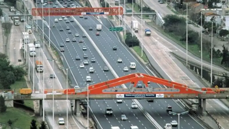 В Аргентине грузовик залил смолой 8 человек и 33 автомобиля