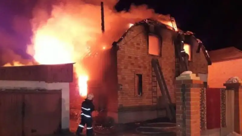 Двухэтажный частный дом сгорел в Астане