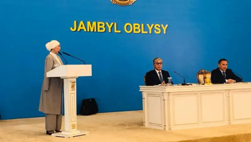 Научилась шить ногами - предприниматель без рук рассказала Токаеву о своих успехах