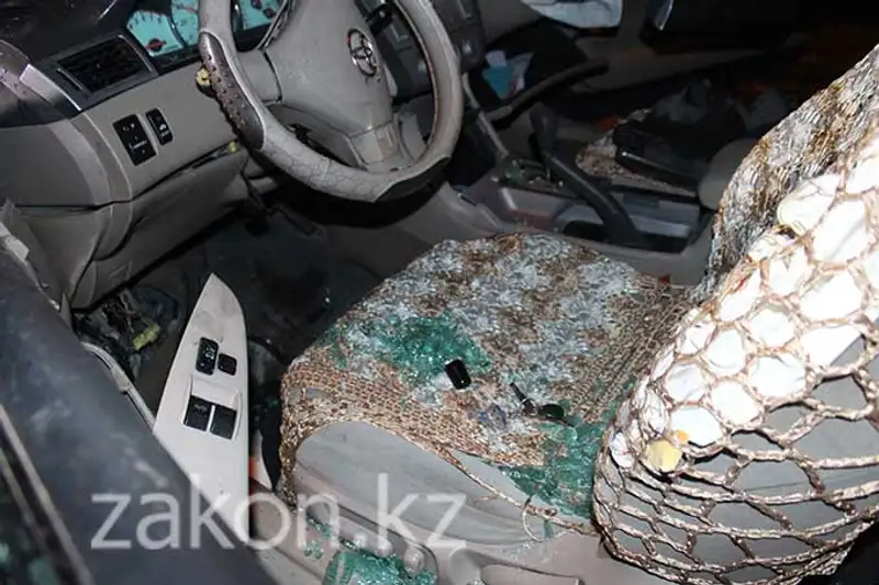 В Алматы Тойота «без водителя» врезалась в бетонное ограждение (фото) В Алматы Тойота «без водителя» врезалась в бетонное ограждение (фото), фото - Новости Zakon.kz от 21.11.2013 15:56