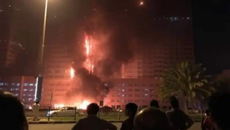 В ОАЭ крупный пожар охватил два жилых здания
