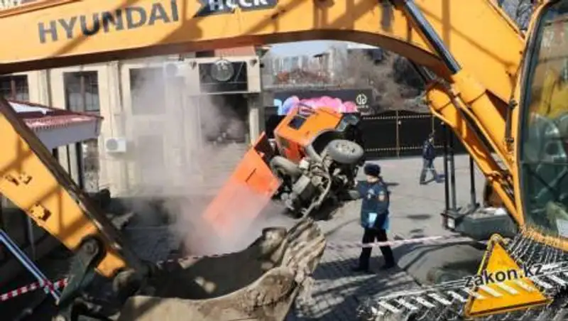 Грузовик провалился под землю в Алматы