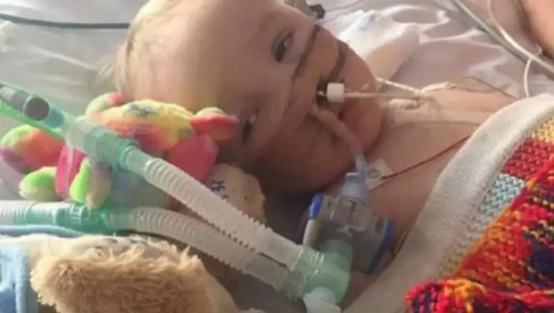 Малыш проглотил батарейку от весов и сжёг внутренности, пока его мама отдыхала