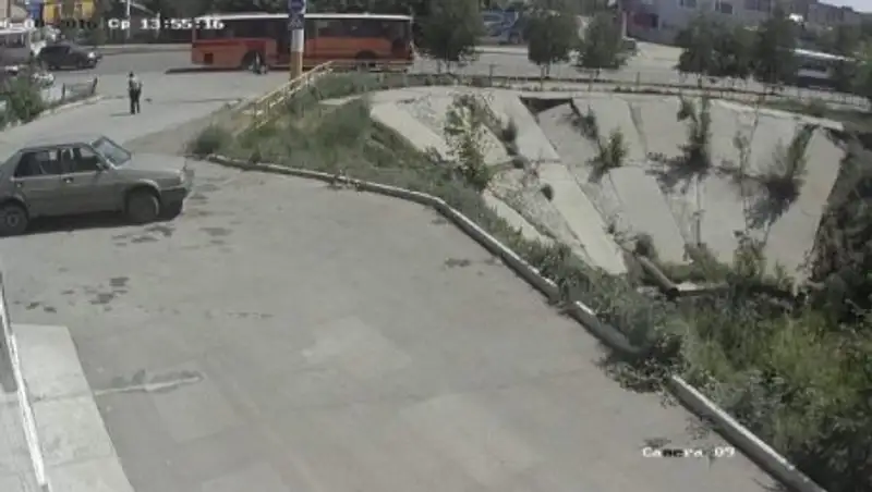 Выпавшая из движущегося автобуса в Костанае девушка потеряла память