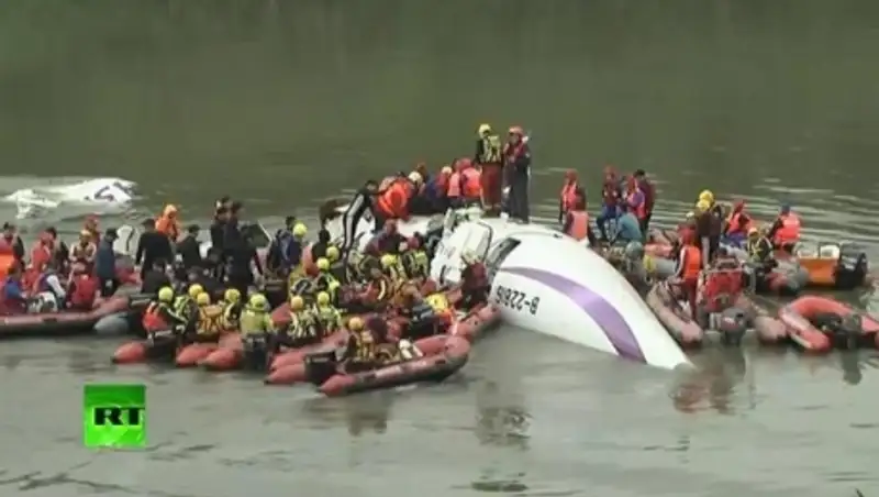 Спасательная операция на месте авиакатастрофы на Тайване: онлайн-трансляция