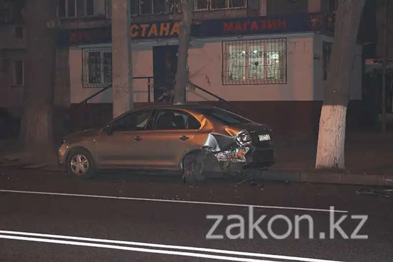 Водитель Мазды протаранил две машины и покинул место ДТП, Алматы (фото), фото - Новости Zakon.kz от 13.11.2013 18:48