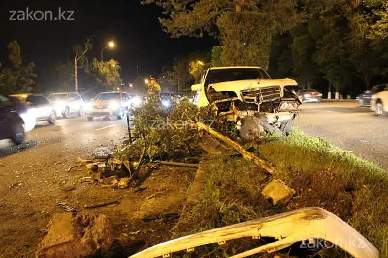 В результате ДТП на проспекте Аль-Фараби в Алматы разделительное ограждение воткнулось в Мерседес (фото), фото - Новости Zakon.kz от 05.06.2013 15:54