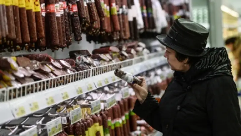 Две трети россиян начали экономить на еде