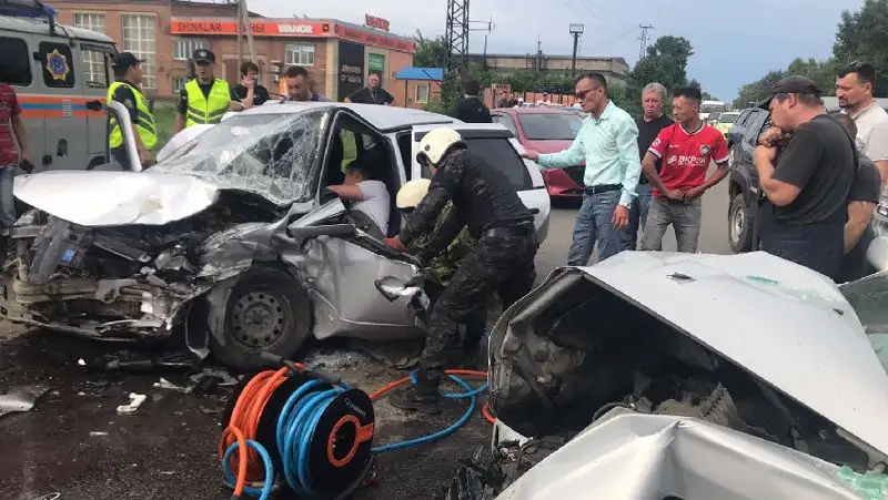 Помощь спасателей потребовалась водителю после ДТП в Усть-Каменогорске