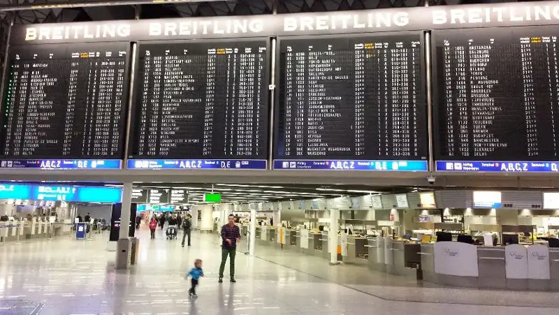 В аэропортах Европы хаос: пассажиры теряют багаж, рейсы задерживаются