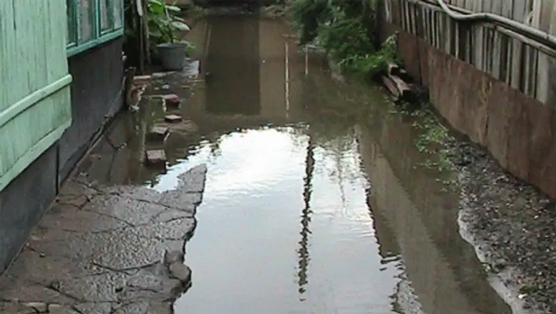 В Семее накануне зимы под угрозой затопления оказался целый посёлок, фото - Новости Zakon.kz от 23.11.2013 15:34