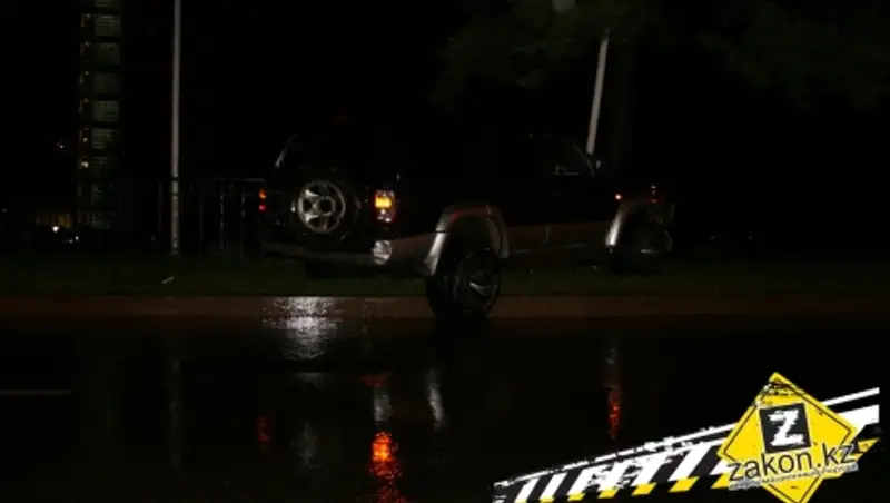 В Алматы внедорожник занесло в луже, и он врезался в фонарь