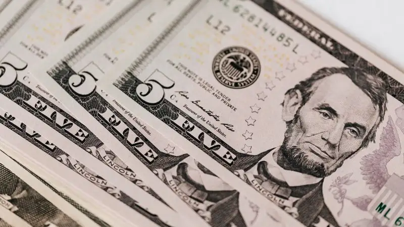 Курс доллара подрос на 2 тенге