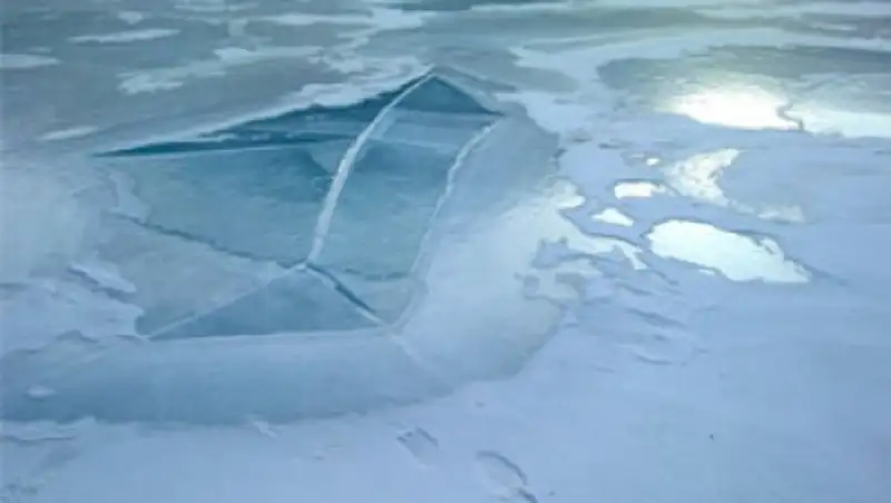 В Атырау полицейские помешали мужчине совершить смертельный прыжок