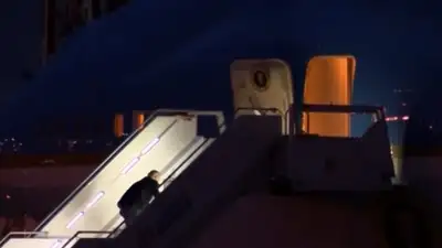 Байден снова упал на трапе самолета, фото - Новости Zakon.kz от 23.02.2023 00:38