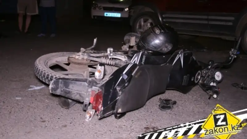 В Алматы Тойота во время "левого поворота" столкнулась с мотоциклом