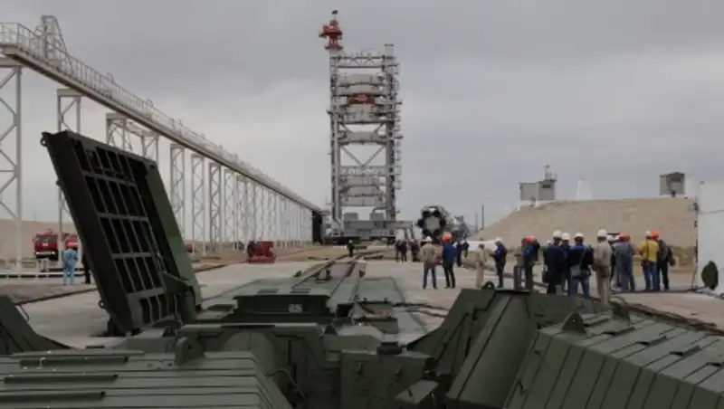 Ракета «Протон-М» со спутником «Инмарсат 5F3» установлена на стартовой площадке Байконура