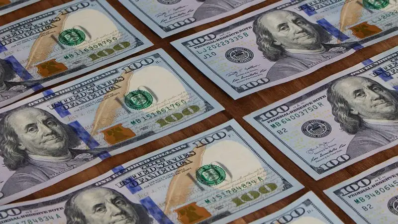 Доллар начал расти на торгах 6 апреля