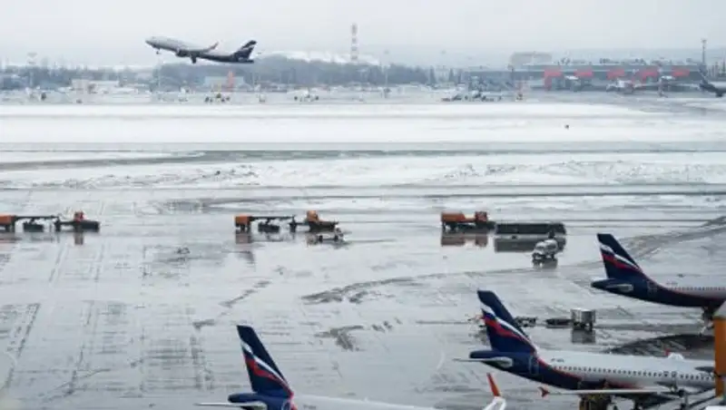 Самолет из Астаны выехал с посадочной полосы в Москве