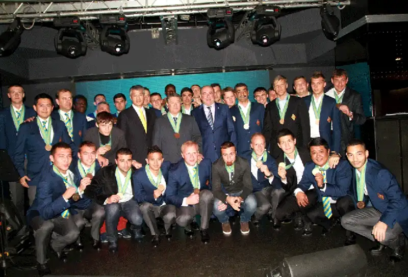 ФК «Кайрат» наградили медалями ФК «Кайрат» наградили медалями, фото - Новости Zakon.kz от 06.11.2013 03:40