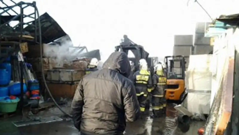 Площадь пожара строительных складов в Алматы составила 700 кв. метров