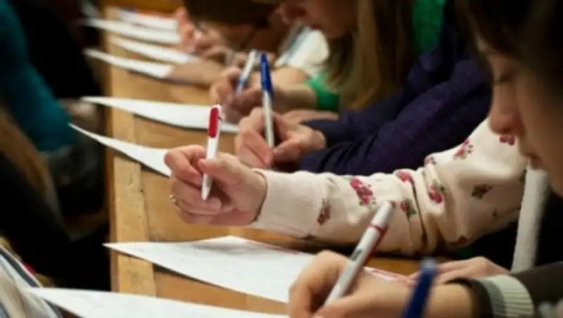 Популярная радиоведущая и клоун проверят казахстанцев на знание русского