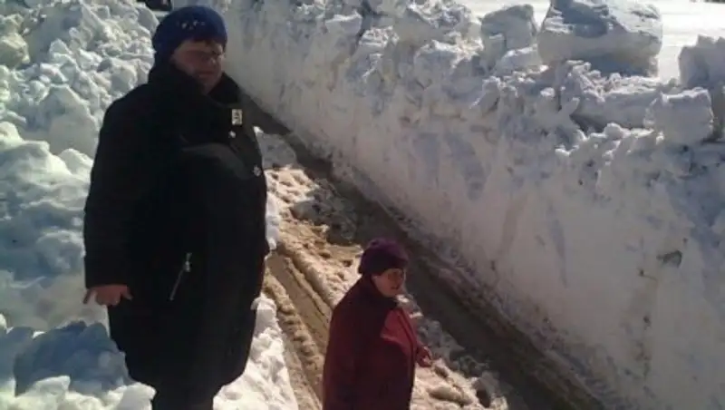 Полутораметровые сугробы заблокировали жителей посёлка в Костанайской области