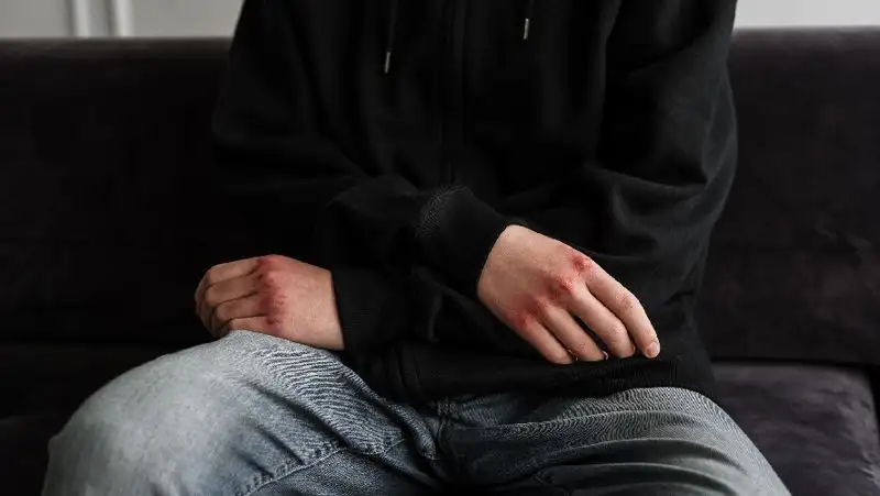 Подростка избили в туалете школы в Атырау