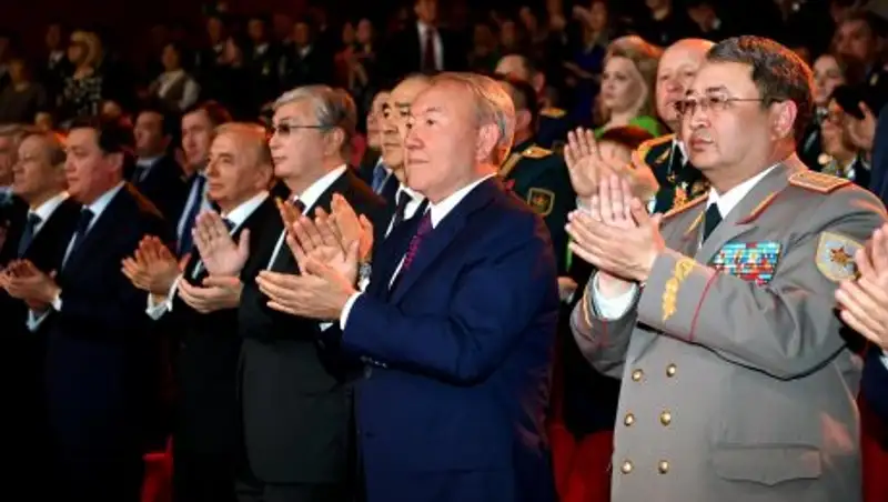 Назарбаев посетил концерт в честь Дня защитника Отечества и 25-летия ВС РК