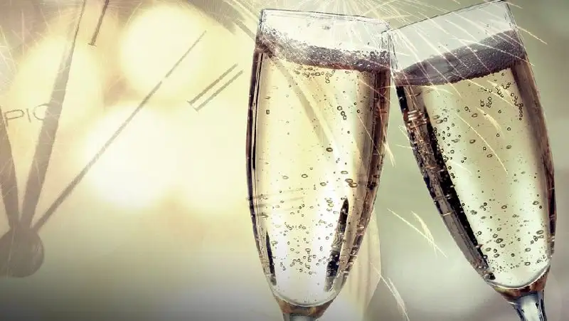 Нарколог посоветовал в новогоднюю ночь не смешивать крепкий алкоголь с газировкой