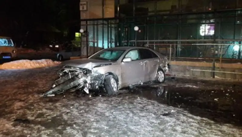 В Алматы Toyota врезалась в кинотеатр