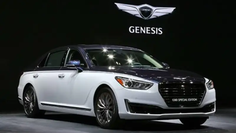 Genesis G90 примерил деловой костюм