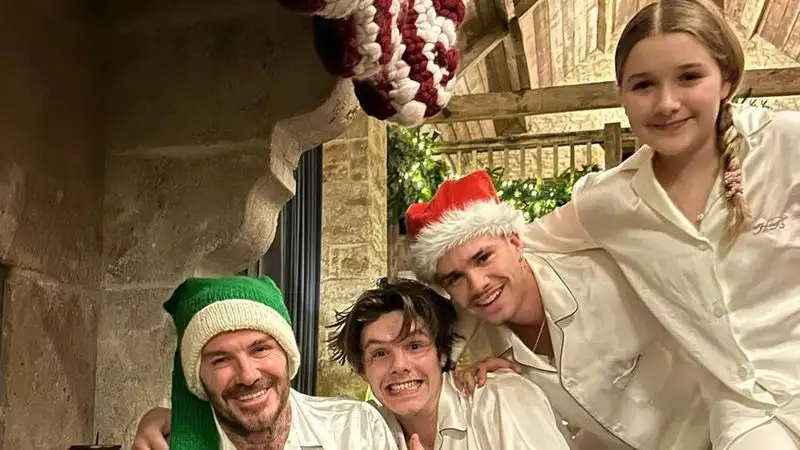 Виктория Бекхэм опубликовала фото домашней рождественской вечеринки