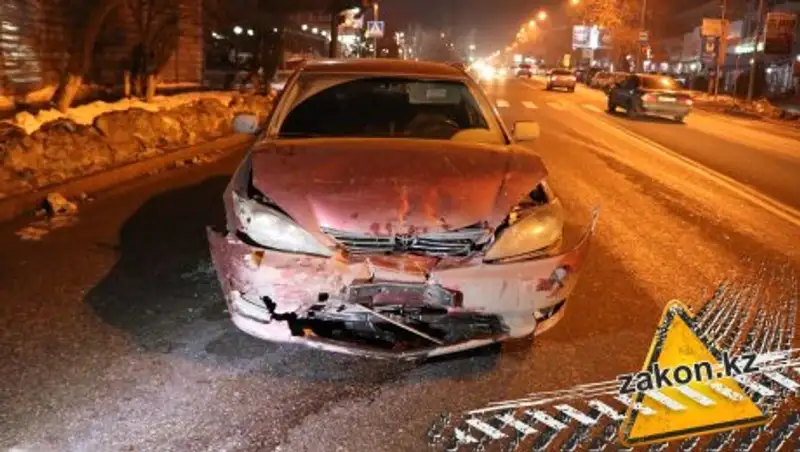 Ночной триллер в Алматы: водитель за рулем Camry скрывался от погони после трех ДТП