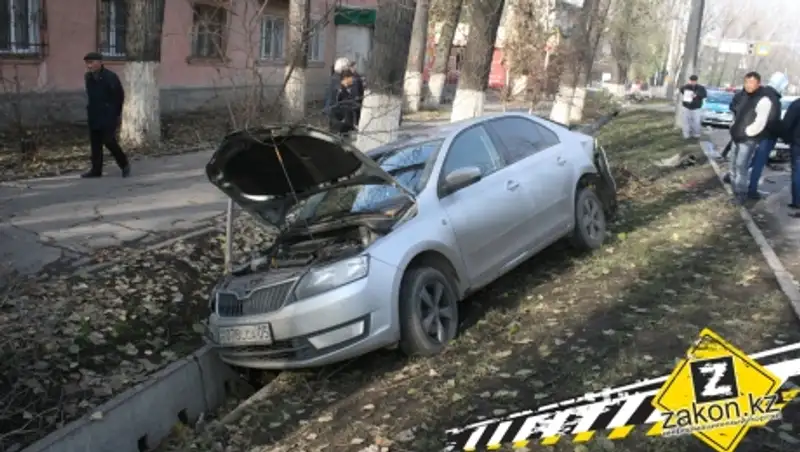 В Алматы Toyota на скорости протаранила Skoda, которая от удара улетела в арык