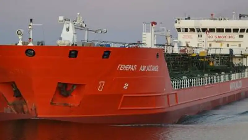 В Азовском море на нефтяном танкере произошел взрыв