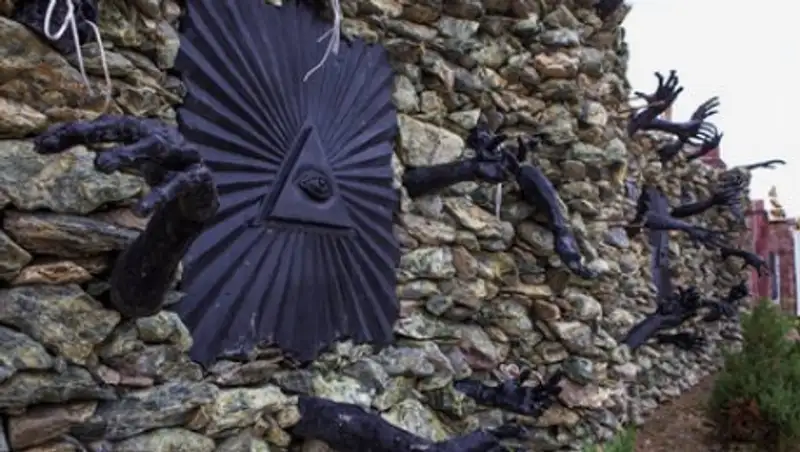 Жители белорусской деревни пожаловались на дом с черепами и нечистью