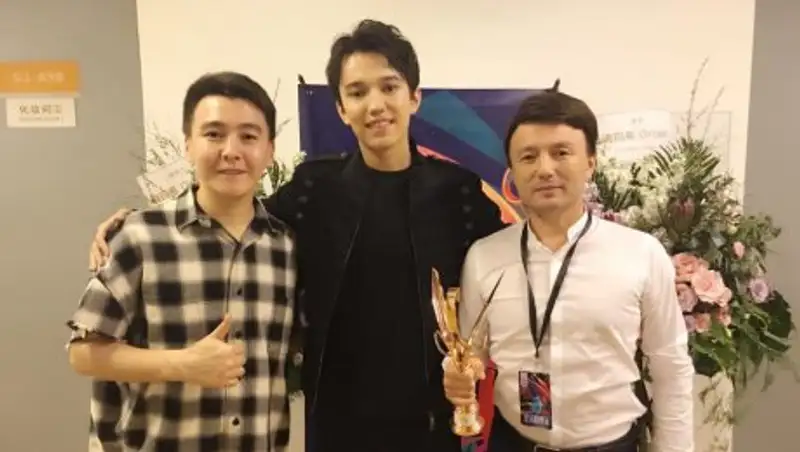 Отец Димаша Кудайбрегенова опроверг информацию о переводе 14 млн пострадавшим китайцам