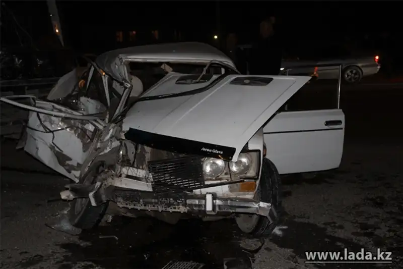 В результате ДТП в Актау, 5 человек в тяжелом состоянии доставлены в больницу (фото), фото - Новости Zakon.kz от 27.11.2013 03:33