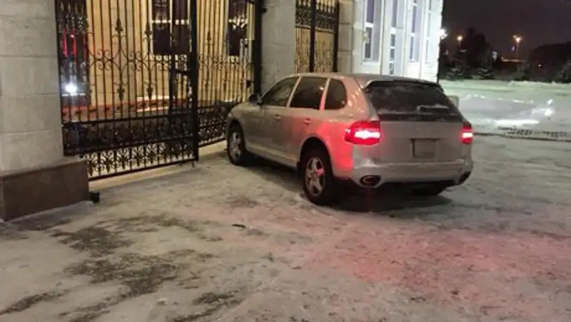 Полицейский, врезавшийся в ворота Акорды, был пьян